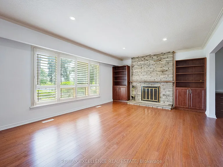 166 McLaughlin Rd S — Photo 9
