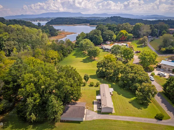 1420 Martha Dandridge Cir, Dandridge, TN 37725