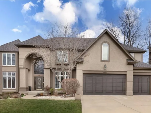 9227 Redbud Ln, Lenexa, KS 66220