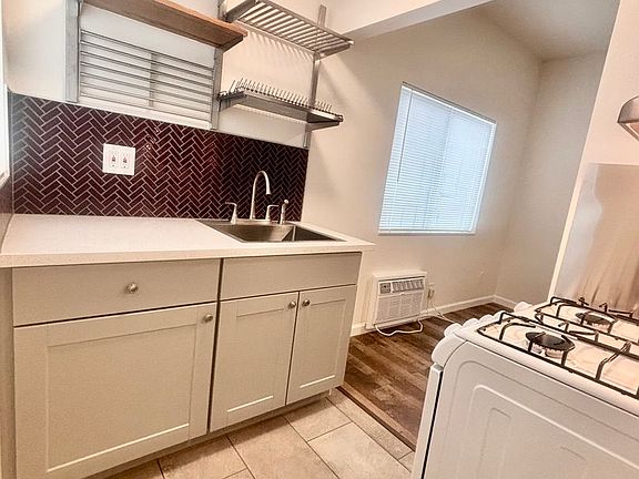 3rd image of 1354 Carlton Dr APT 6