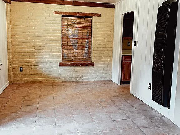 5th image of 820-830 E Roberts Ln #820