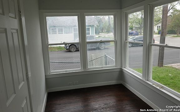 5th image of 1003 W Lynwood Ave