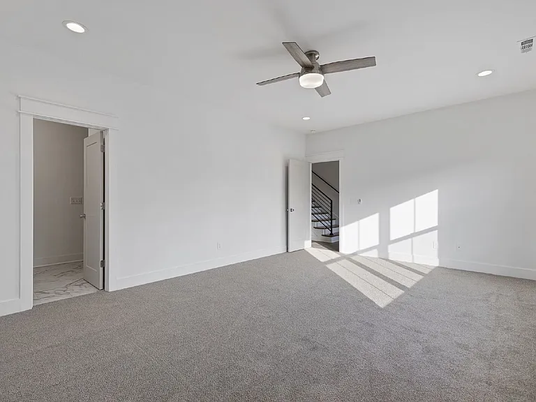 909 E State St — Photo 22