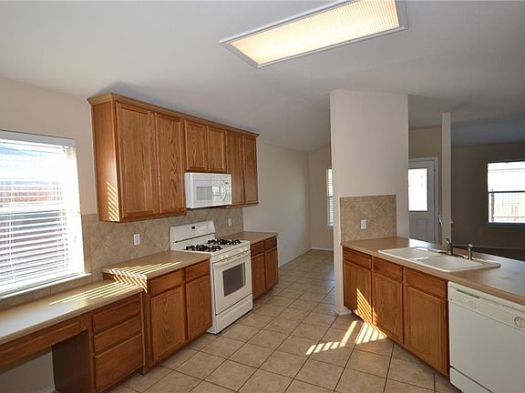 5th image of 2107 Fall Creek Dr