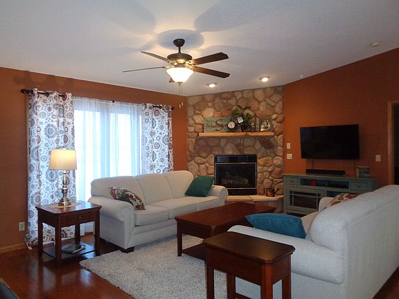 LIVING ROOM - GAS FIREPLACE