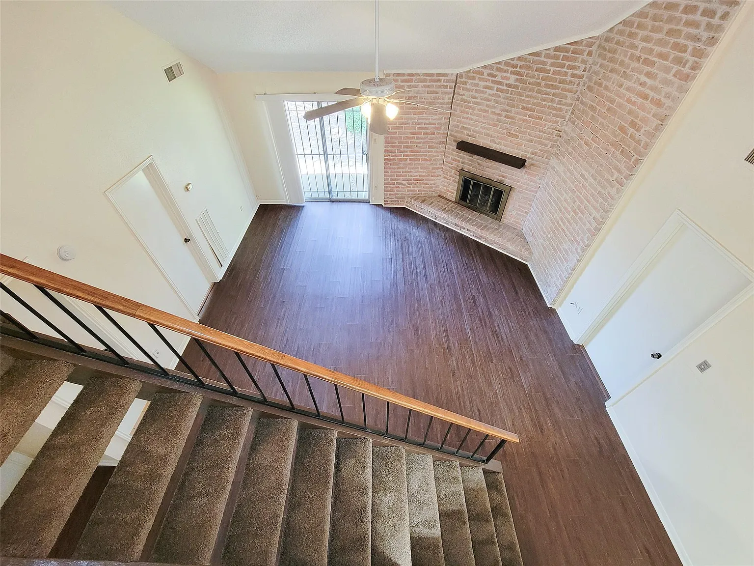 3 bed, 2.0 bath, 2420 sqft, $1,800 — Photo 2