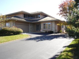 1121 E Sweetbriar Ln, Hartland, WI 53029