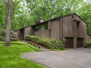 102 Northrop Rd, Woodbridge, CT 06525