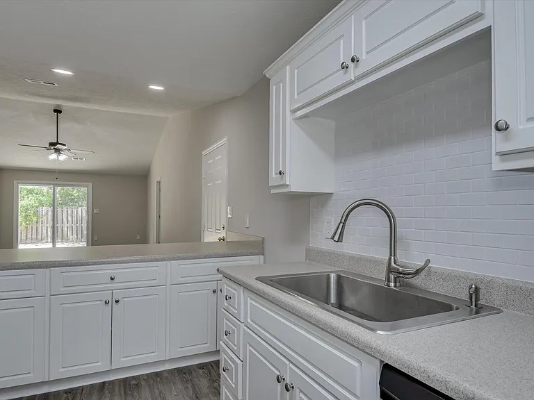 1239 Longpoint Dr — Photo 15