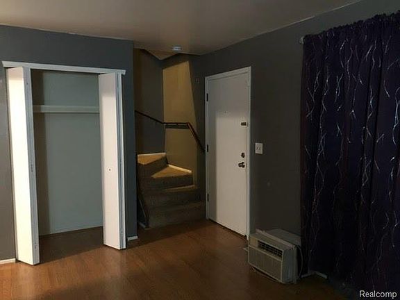5th image of 1009 E Holbrook Ave
