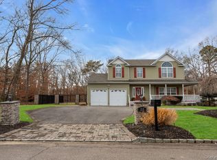 28 Williamsburg Way, Yaphank, NY 11980