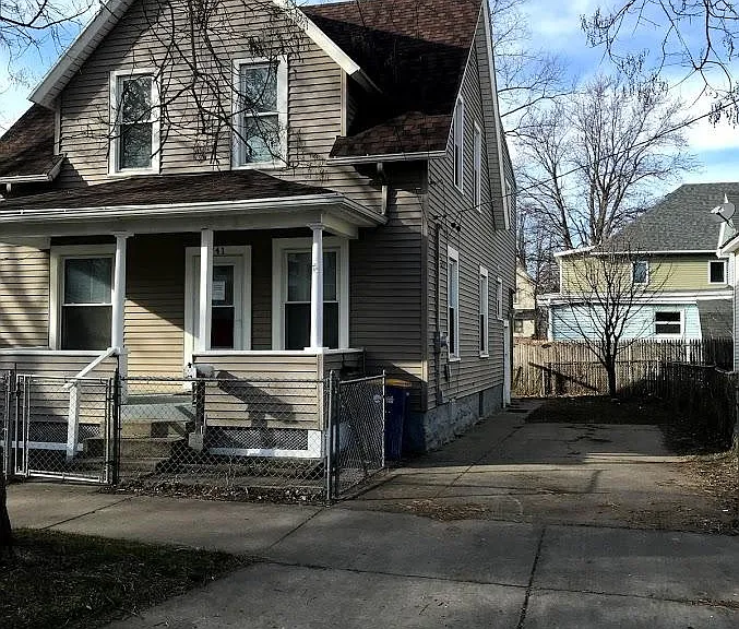 741 Jackson St NW — Photo 2