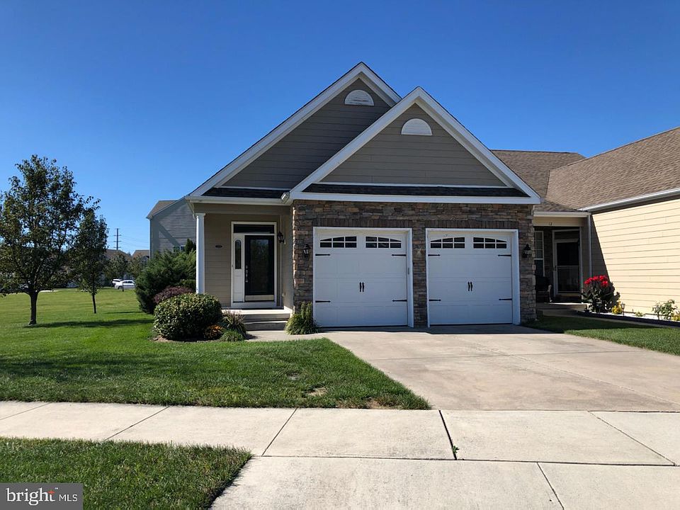 2nd image of 10 Nicholas Dr
