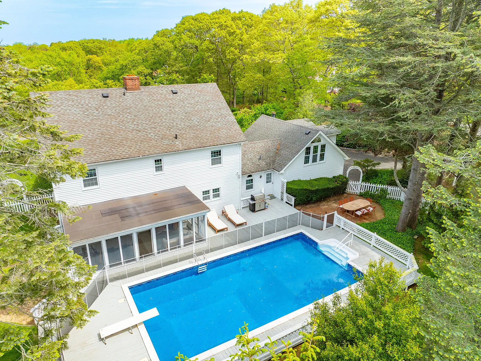 Beautifully Renovated 4-Bedrm Home - Heated Pool & Prime Location — Photo 1