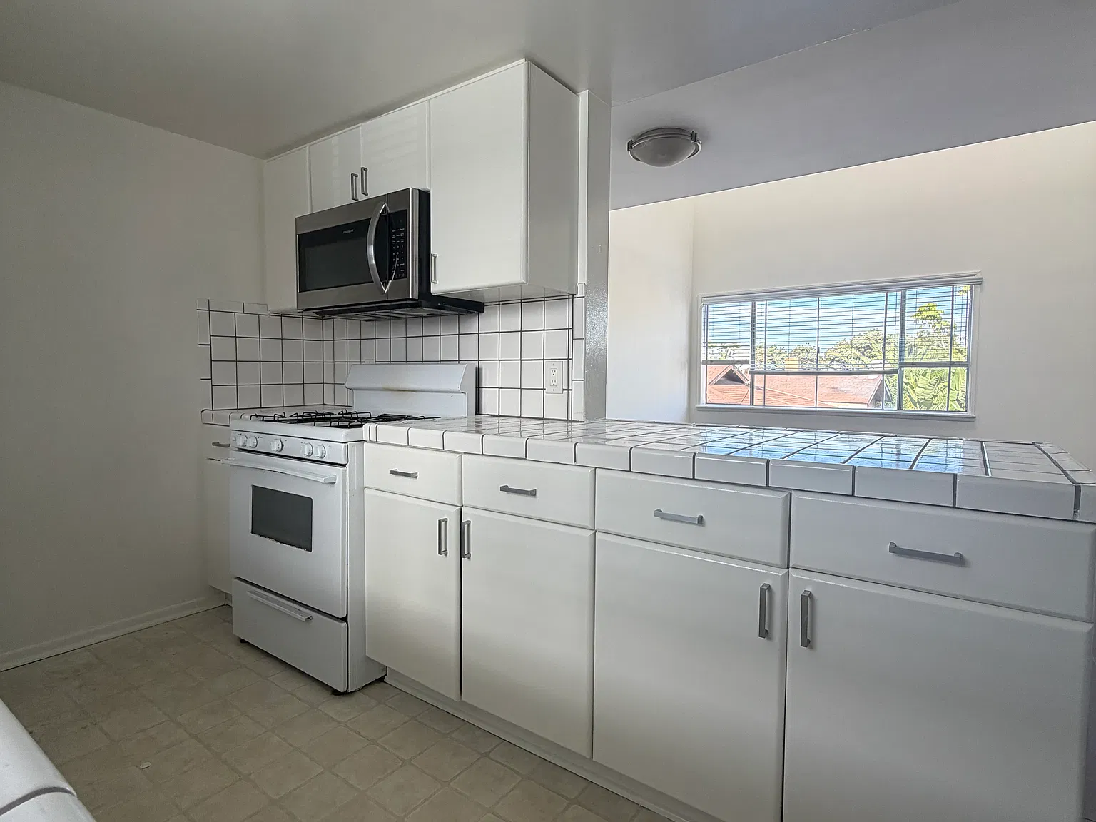 2 bed, 2.5 bath, 1150 sqft, $4,095 — Photo 4
