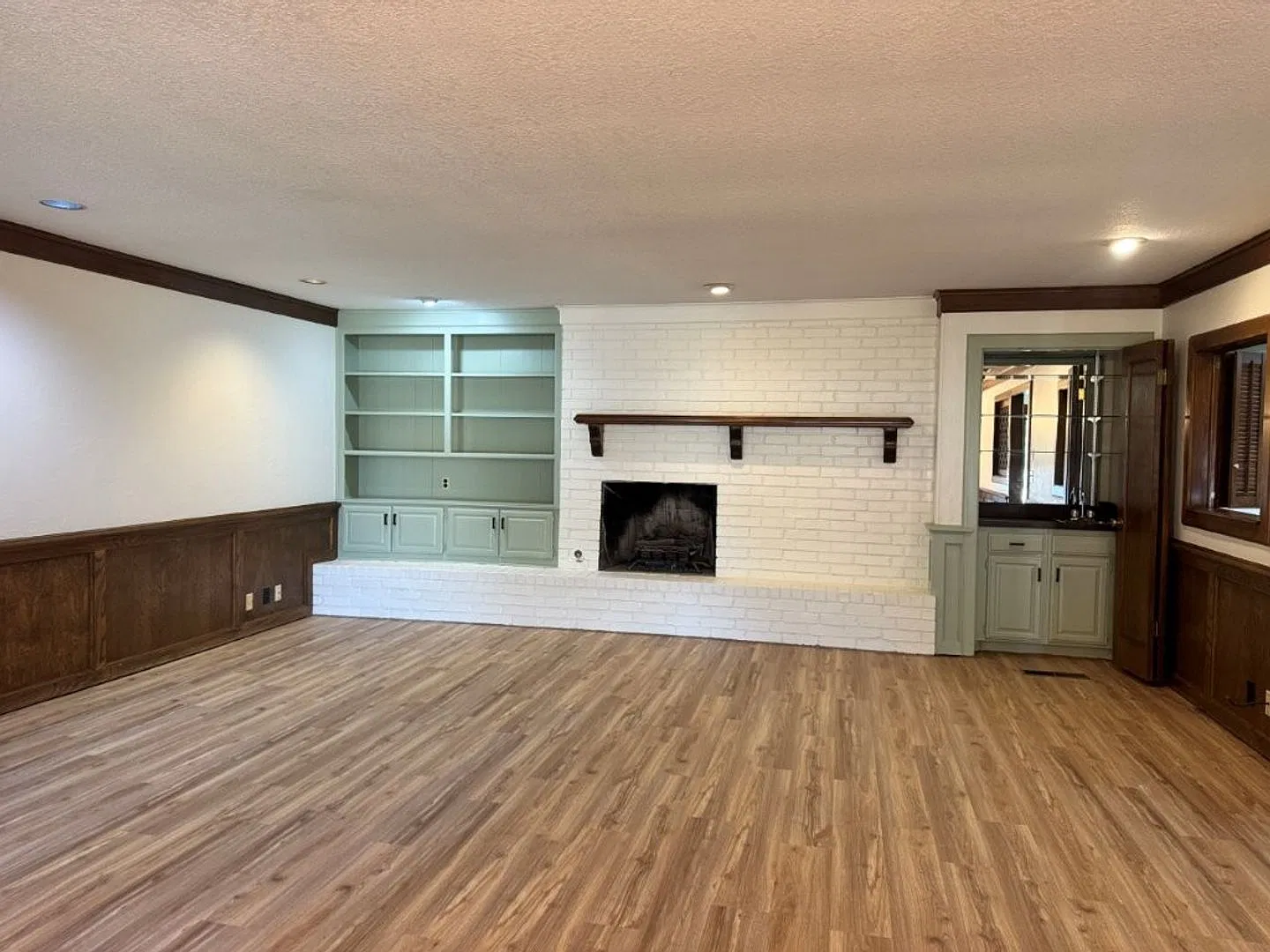 Stunning and spacious 3 bedroom 2 bath duplex in NW Okc, close to everything! Brand new paint, gr... — Photo 2