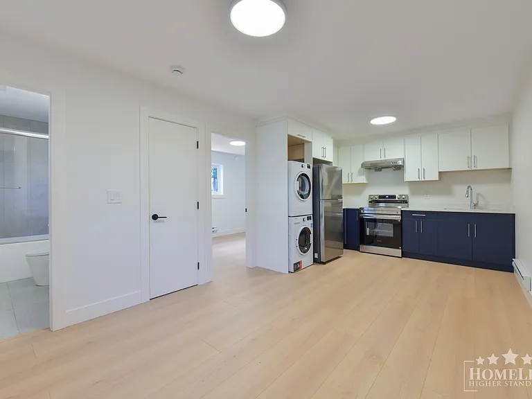 11004 78th Ave — Photo 5