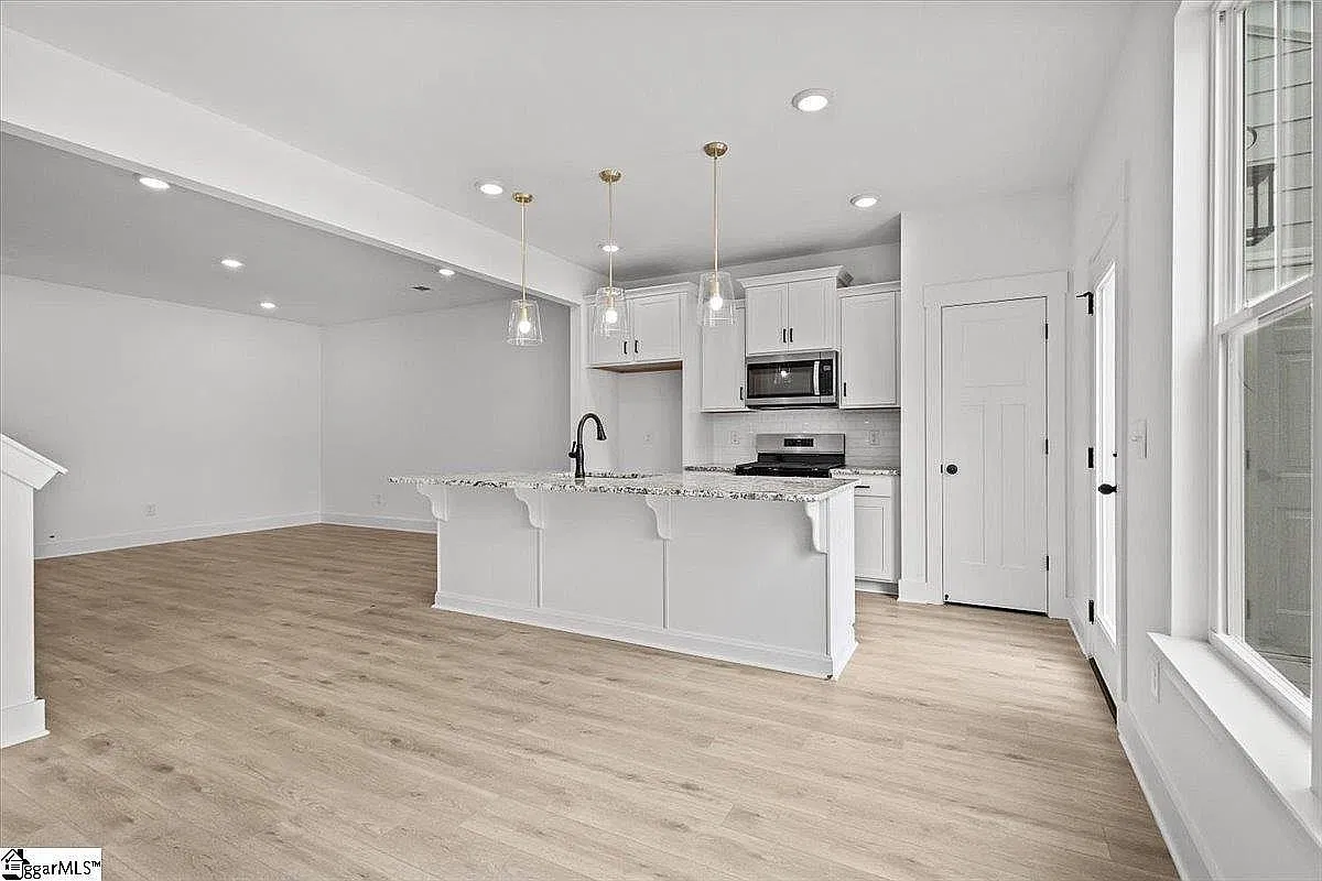 3 bed, 2.5 bath, 1616 sqft, $1,850 — Photo 3