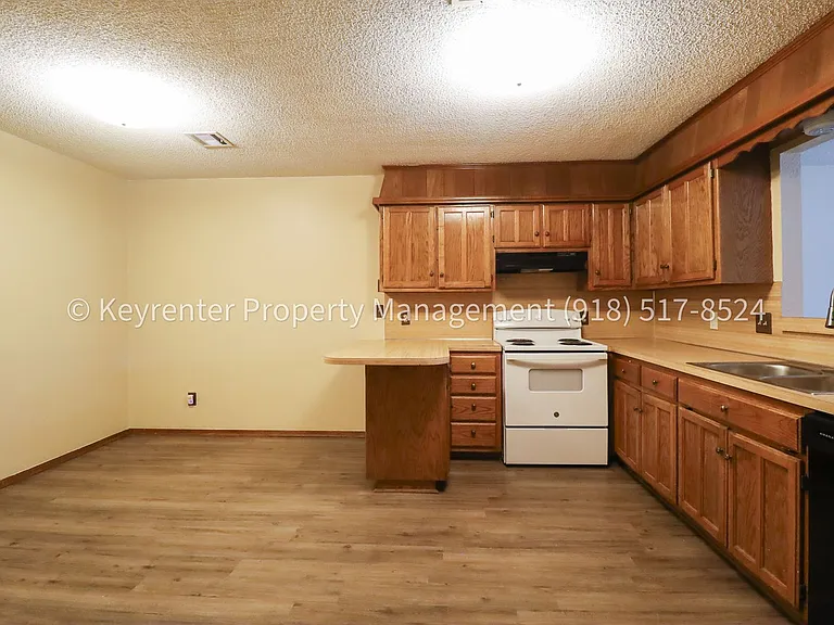E 39th Pl Quadplex — Photo 7