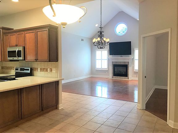 4th image of 6075 Round Hill Ln