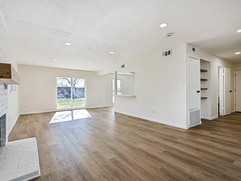 425 E Castle Harbour Dr — Photo 5