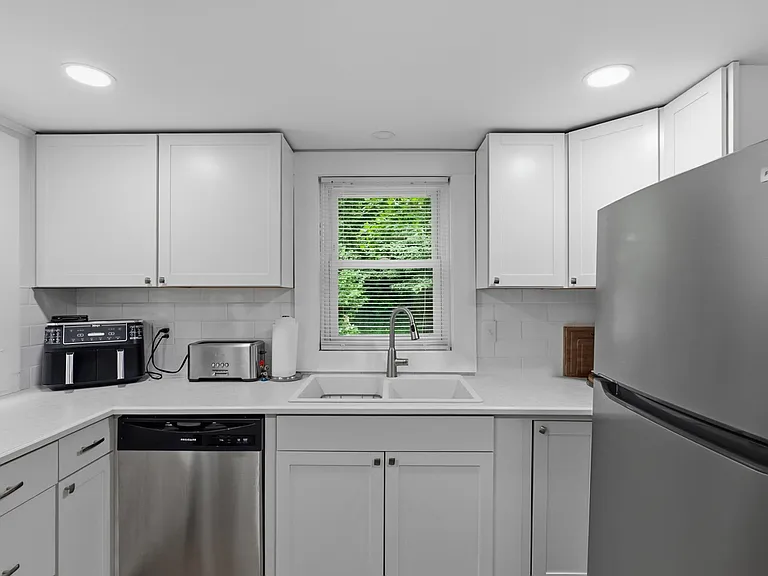 1032 Charles Ave — Photo 16