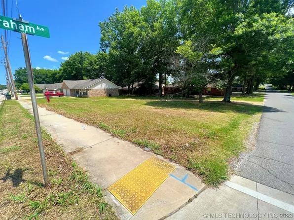 1137 W 4th St, Tahlequah, OK 74464