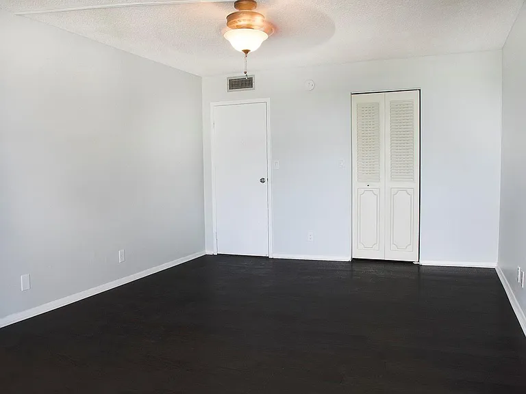 800 Parkview Dr #411 — Photo 8
