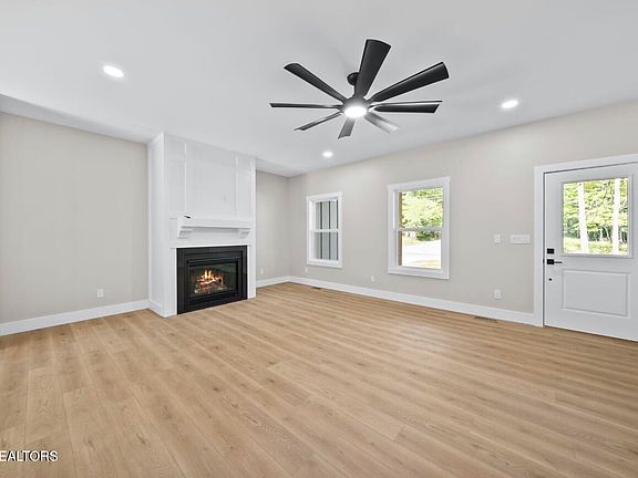 5th image of 142 Hawes Cir