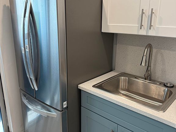 4th image of 1505 N Riverside Drive #508