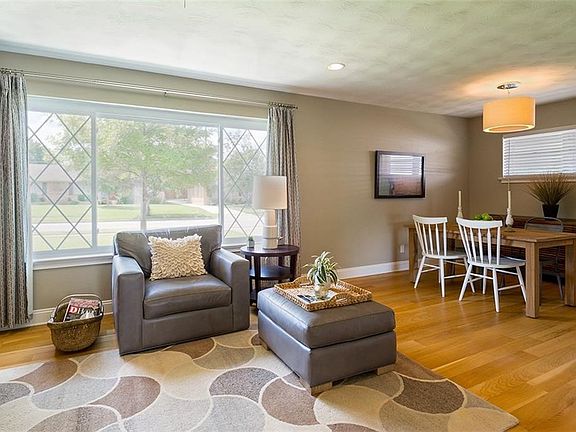 4th image of 305 S Weatherred Dr