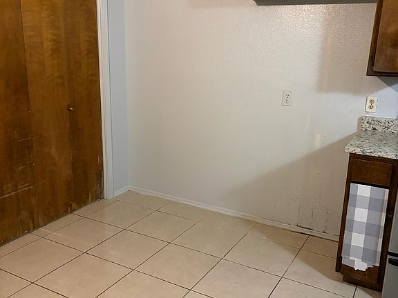 4th image of 1136 Pleasant Valley Ln #1136