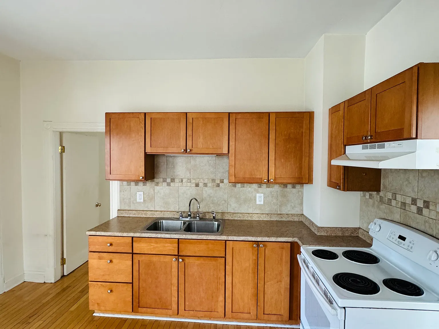 3 bed, $2,400 — Photo 3