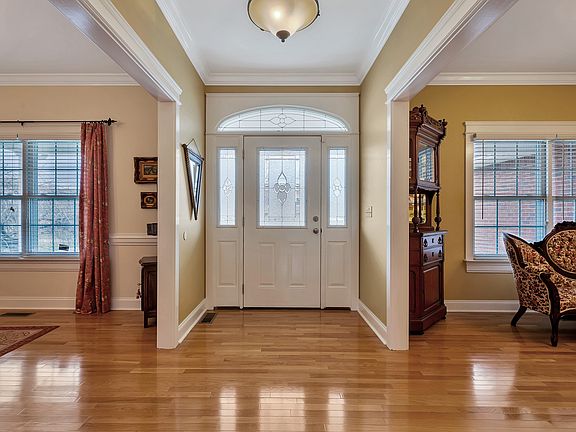 4th image of 713 Lexington Cir