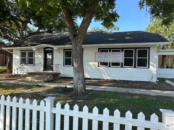 208 W Goodwin Ave, Victoria, TX 77901