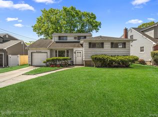 216 Oak St, Massapequa Park, NY 11762