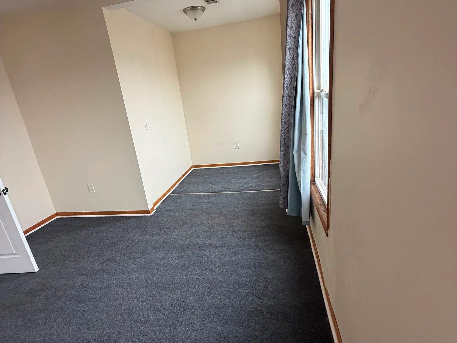 3 bed, 1000 sqft, $2,100 — Photo 4