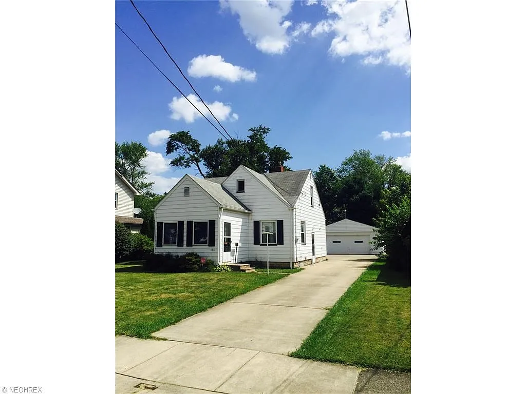 156 Kenmore Ave NE photo 1
