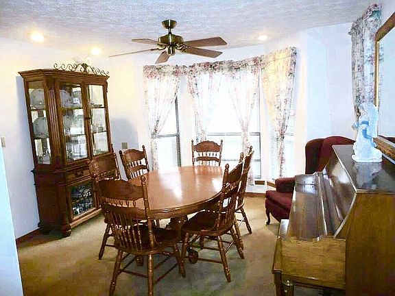 3rd image of 322 NE Northwood Dr