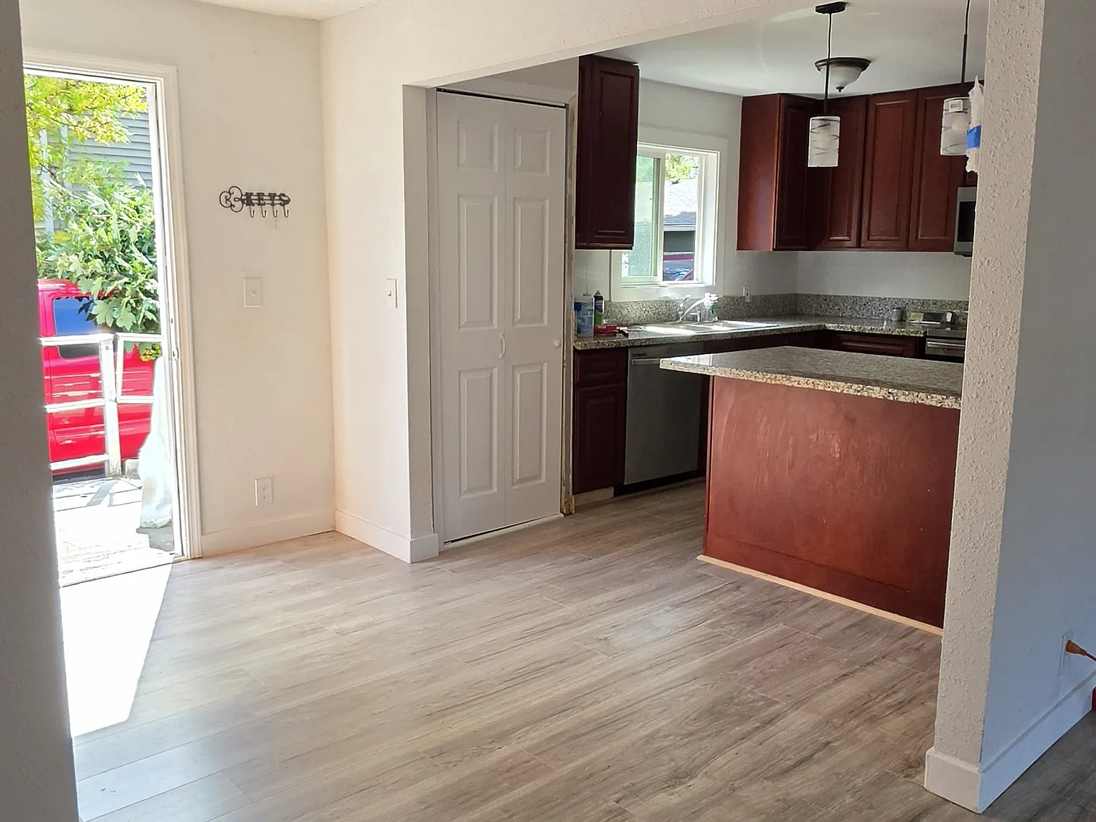 3 bed, 1040 sqft, $2,100 — Photo 4