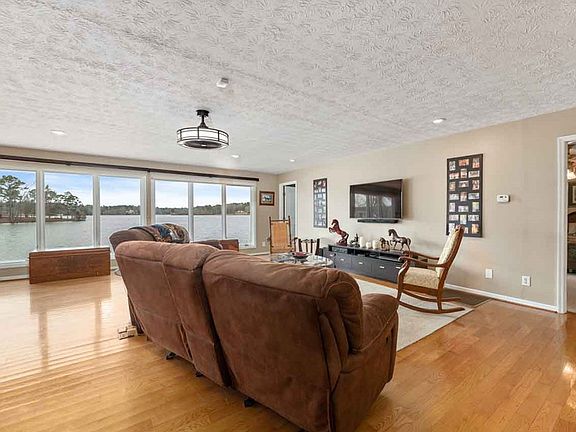 5th image of 1410 Mountain Dr