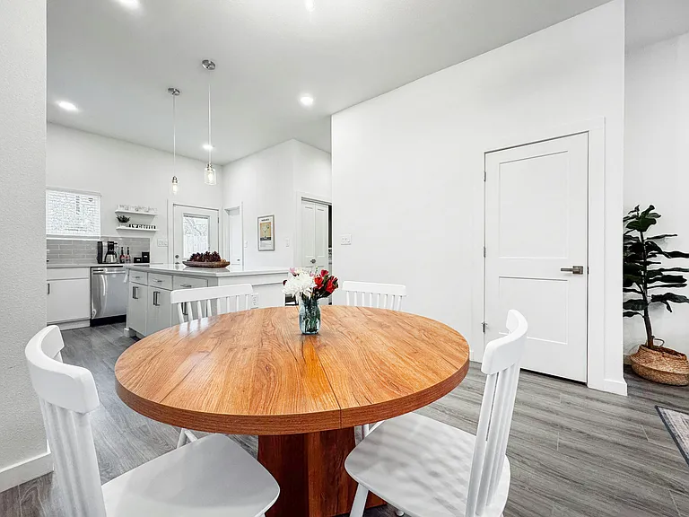 1023 S Gevers St — Photo 7