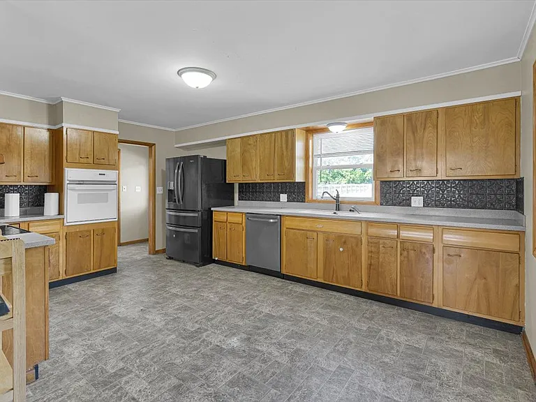 535 Wallace St — Photo 17