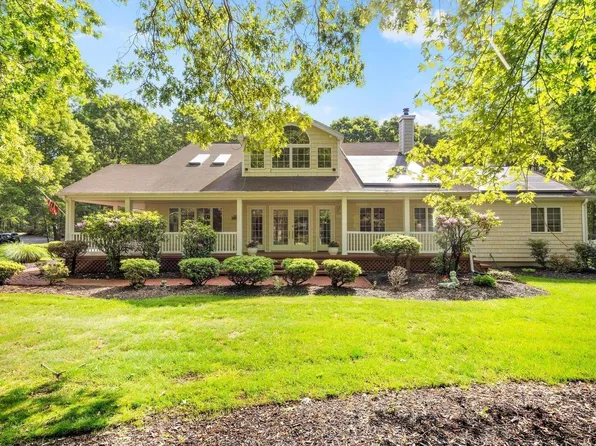 1 Ginny Court, Manorville, NY 11949