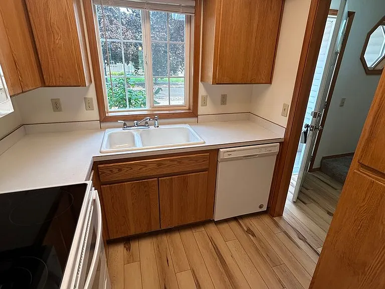 824 NE Ashby Ct — Photo 5