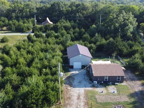 70 Foxwood Dr, Linn Valley, KS 66040