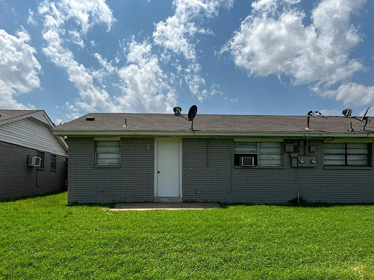 2024 Julie Dr — Photo 6