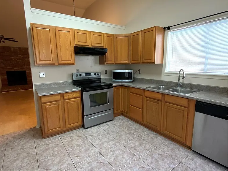 5027 Kleinway Dr — Photo 7