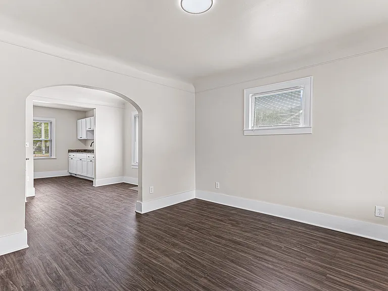 1473 Empire Ave — Photo 4
