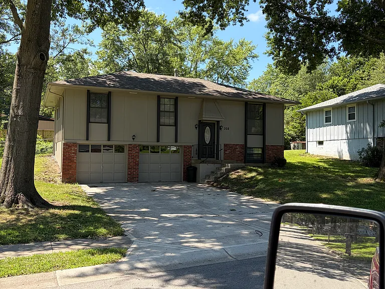 308 SW Sandstone Dr — Photo 1